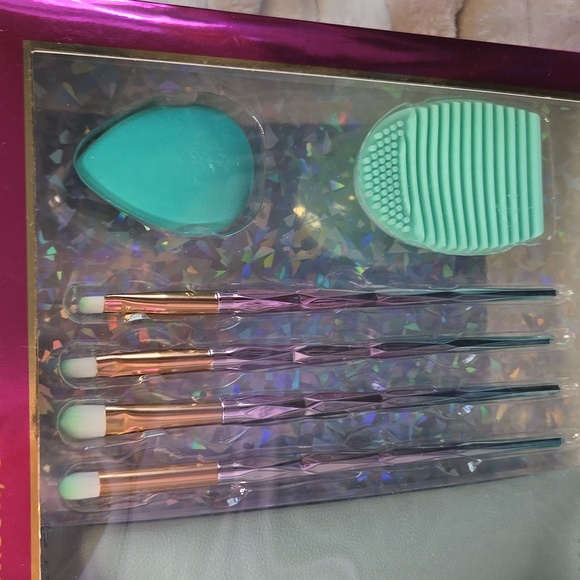 Ariposa Makeup Brush, Blender & Cleaner Set - Picture 2 of 3